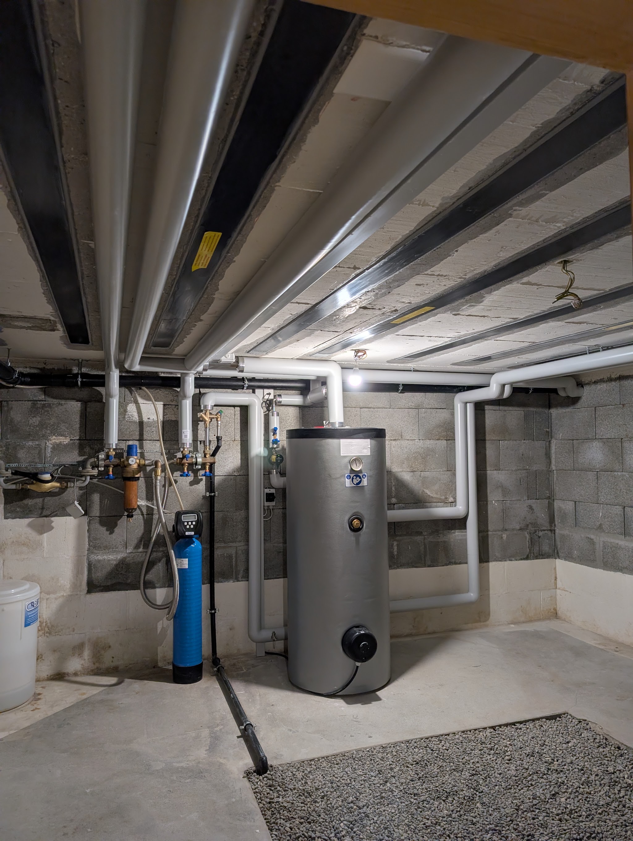 Kellerraum mit Warmwasserspeicher und isolierten Leitungen