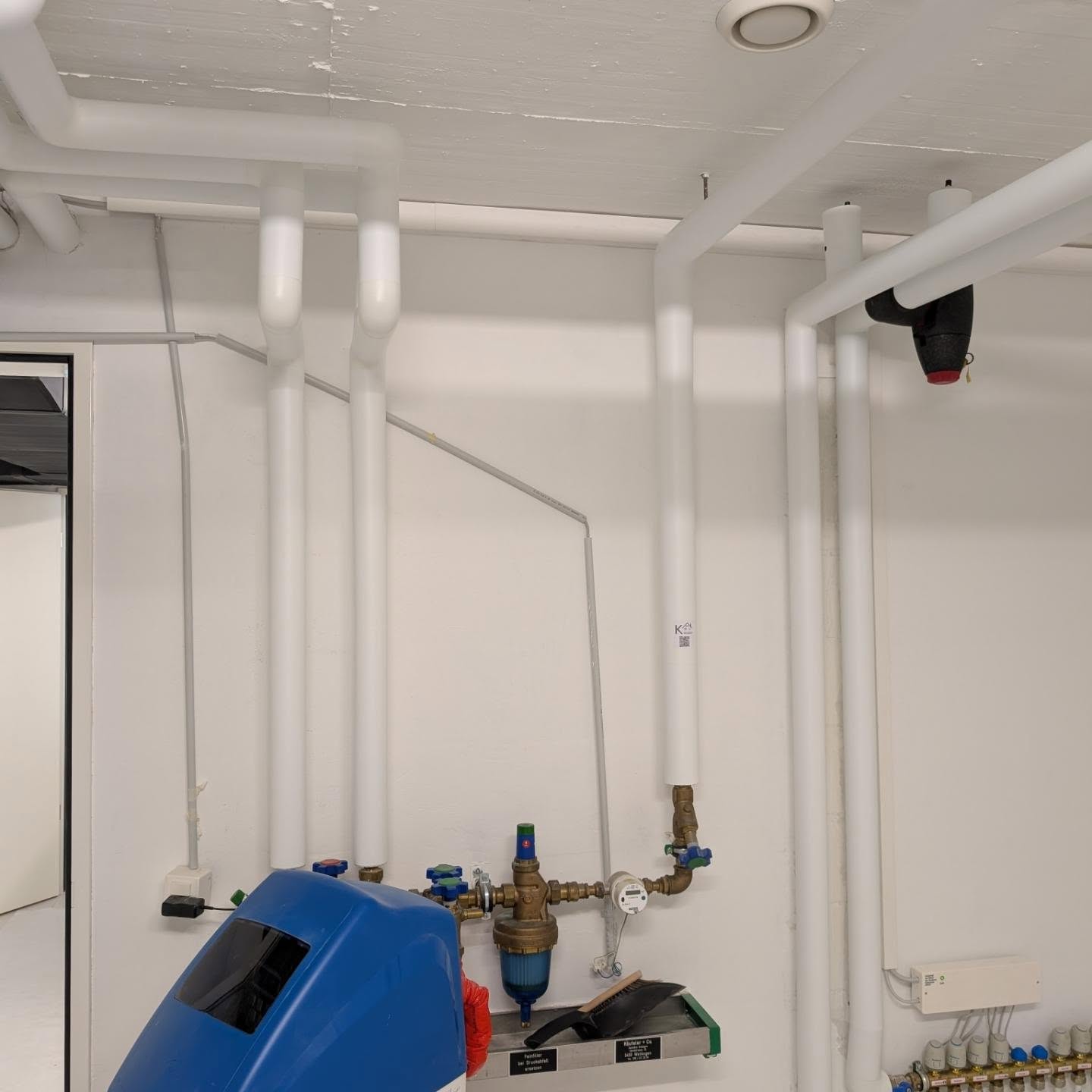 Weiss isolierte Leitungen und ein blauer Wasserfilter